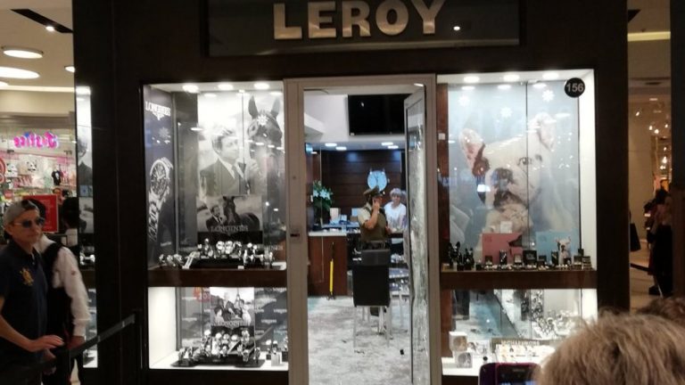 Delincuentes encapuchados protagonizan violento asalto a joyería en Mall Parque Arauco