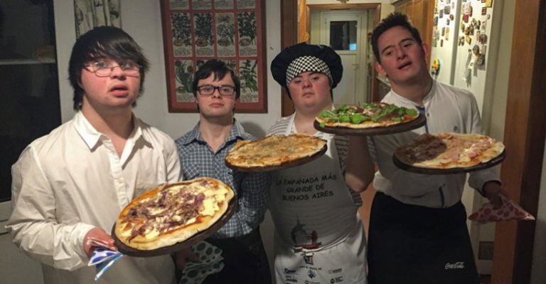 Jóvenes con Síndrome de Down arrasan con pizzería