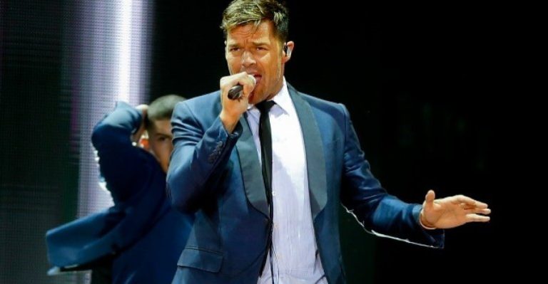 Joven se operó 27 veces para quedar igual a Ricky Martin