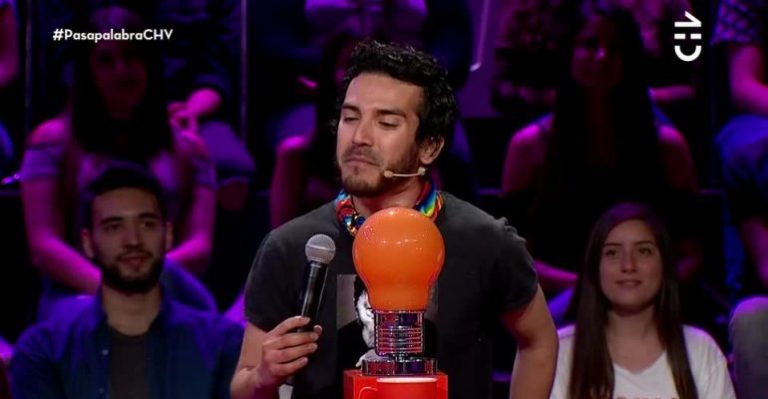 Alan González cantó cumbias en versión trovador