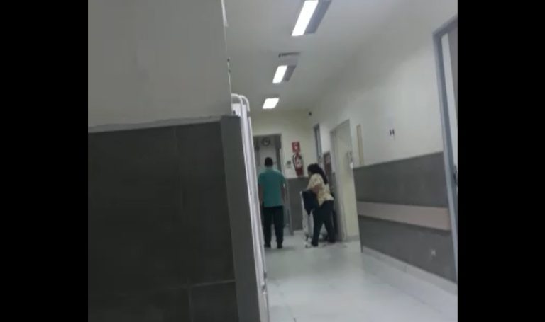 Acusan a paramédico que se burló de una paciente diciéndole que mejor se atendiera en una veterinaria