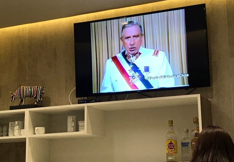 Pasajeros denuncian que aeropuerto de Punta Arenas exhibió discurso de Pinochet en el salón VIP