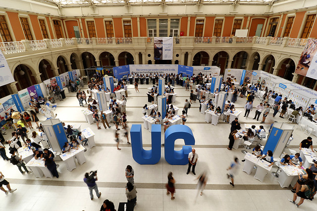 Opiniones divididas generó en el alumnado la medida de la UC que prohibió fumar en todos sus campus