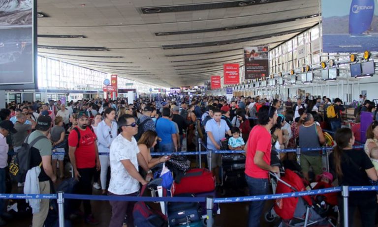 Largas filas: Rotura de cañerías fue el causante del caos en aeropuerto de Santiago