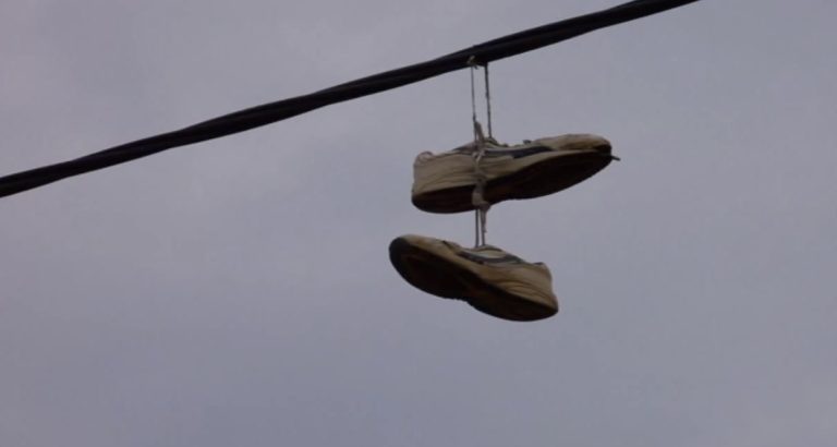¿Qué significan las zapatillas colgadas de los cables?: Valparaíso anuncia el fin del “Shoefiti” en tres esquinas del puerto