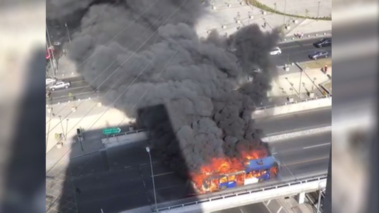 Bus del Transantiago se incendió en Vitacura generando una gran columna de humo negro