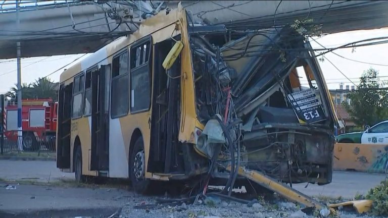 Bus del transantiago impactó a alta velocidad a un automóvil con 4 personas a bordo en Puente Alto