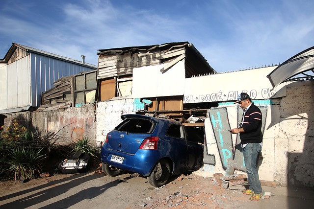 Se equivocó de pedal: Joven ingresó con auto y todo al interior de una casa en Peñalolén