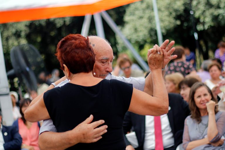 Desde redes sociales hasta sexualidad afectiva: Ofrecen cursos gratuitos enfocados a los adultos mayores