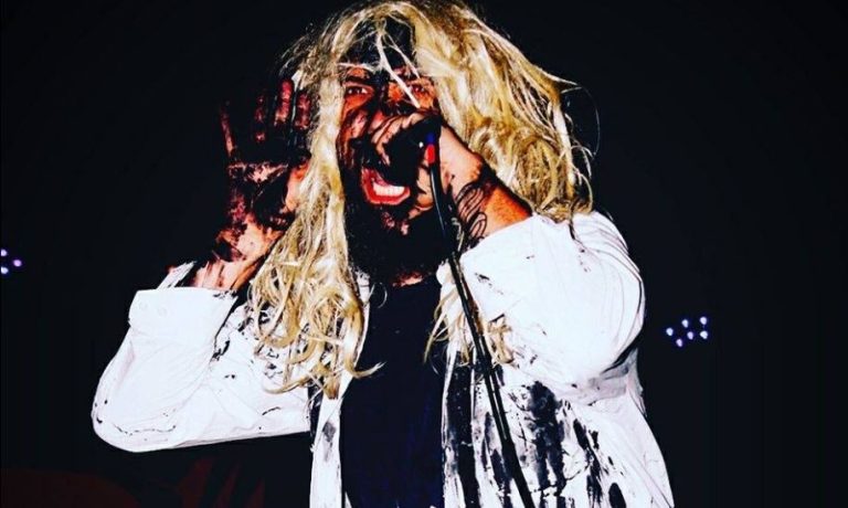 Musico metalero que regaló polémica polera a diputado Boric respondió críticas con video viral