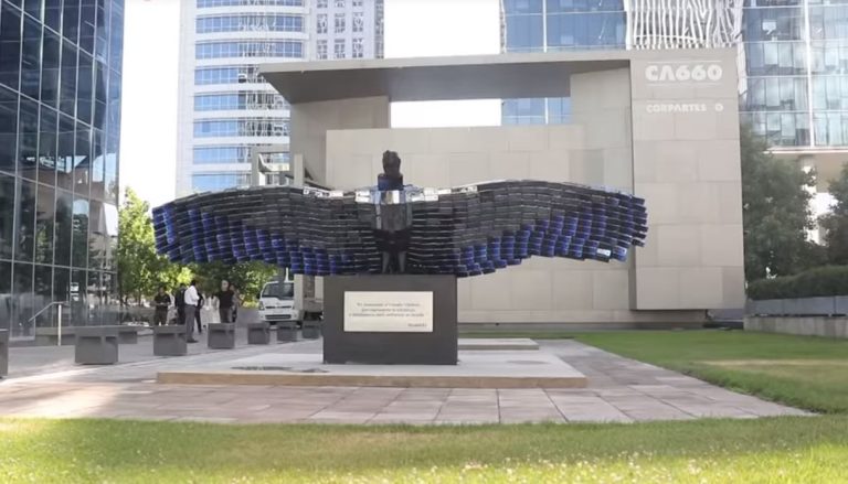 La escultura del cóndor chileno que fue hecha en base a 1.147 celulares de distintos colores