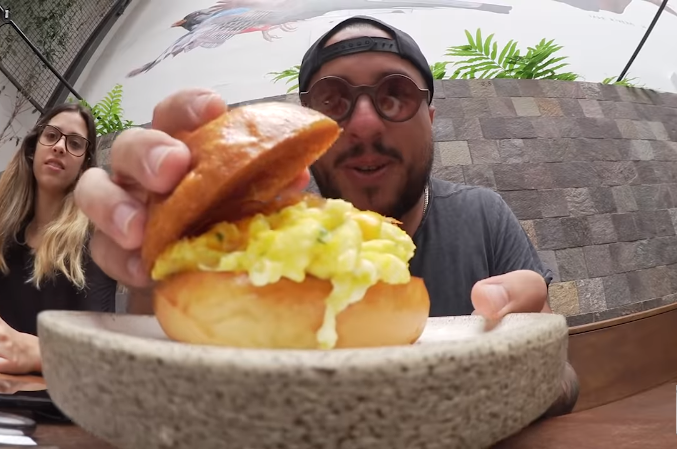 Youtuber culinario fue a constatar por qué en Perú se vende el pan con huevo más caro de Latinoamérica