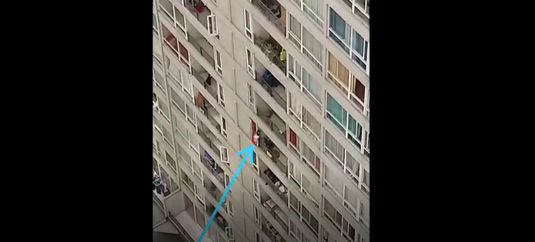 Video muestra a menor de edad pasándose de ventana a balcón desde el piso 7 de un edificio