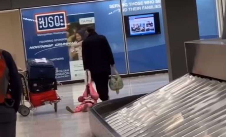 ¿Cómo manejar una pataleta?: Padre se aburrió y arrastró a su hija con berrinche por el aeropuerto