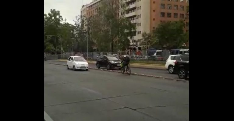 Ley de convivencia vial: Sorprenden a ciclista conduciendo contra el tránsito en plena Alameda