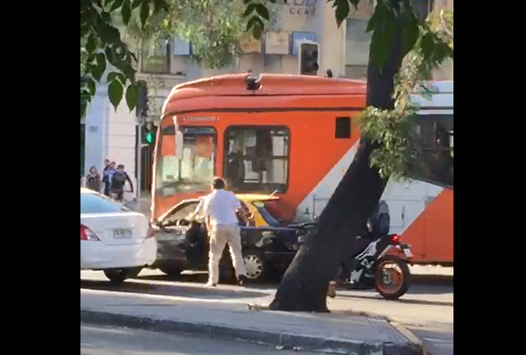 Caos en la Alameda: Bus de Transantiago arrasó con taxi en hora peak luego que el conductor lo atacara con un martillo