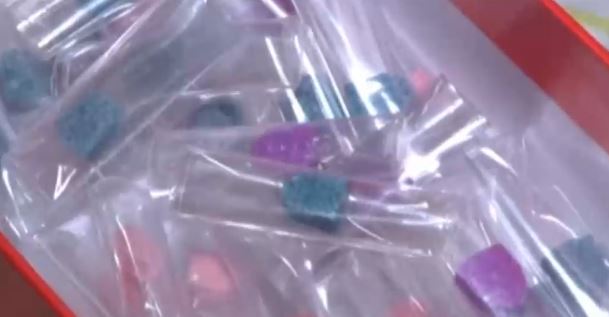 Dos niñas de 7 y 2 años se intoxicaron con LSD porque pensaron que eran dulces