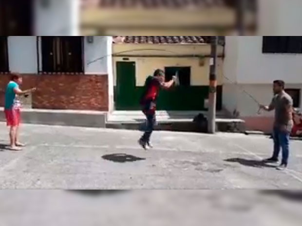 Buenos para el leseo: Lo invitaron a jugar a la cuerda y lo dejaron saltando solo y con los ojos vendados