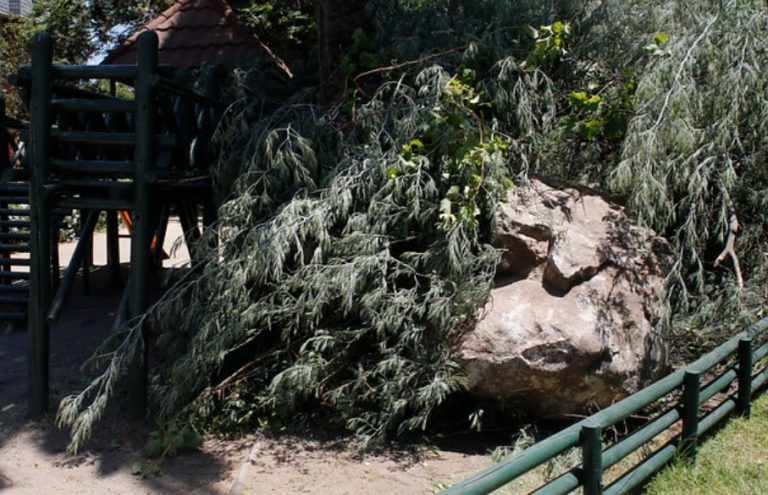 Gigantesca roca cayó al interior de un condominio en Providencia: Venía del cerro San Cristóbal