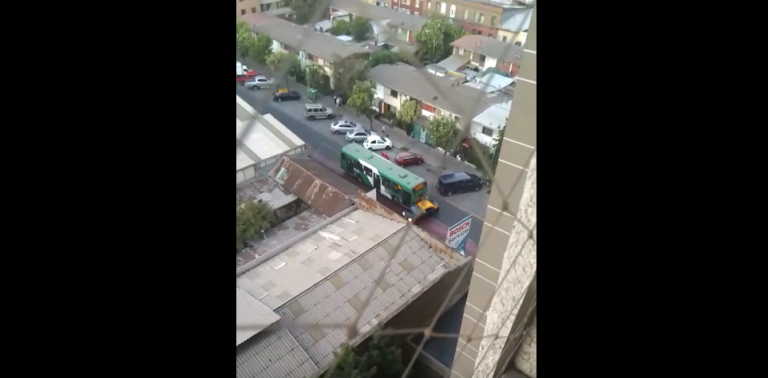 Nuevo caso: Bus del Transantiago arrastró a un taxi por más de una cuadra