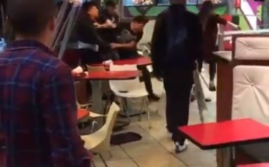 Dicen que fueron por un combo y eso recibieron: Brutal pelea entre clientes en McDonald’s de Viña