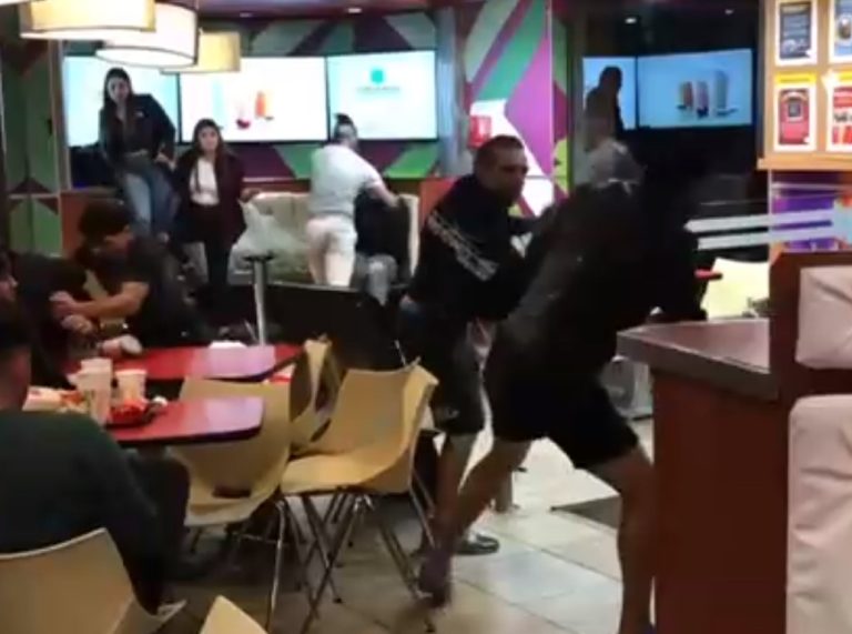 Lo peor de nosotros: Captan descomunal pelea en local de comida rápida de Viña del Mar