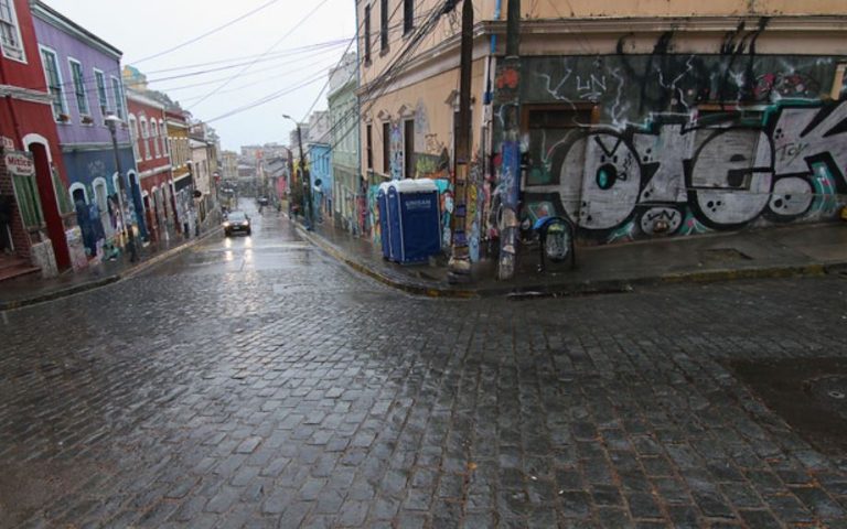 Podría llegar a $240 mil: Cursan la primera multa por “orinar en bien nacional de uso público” en Valparaíso