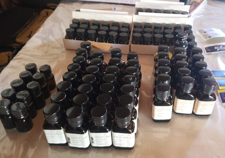 En Argentina detuvieron a chileno con 109 frascos de droga