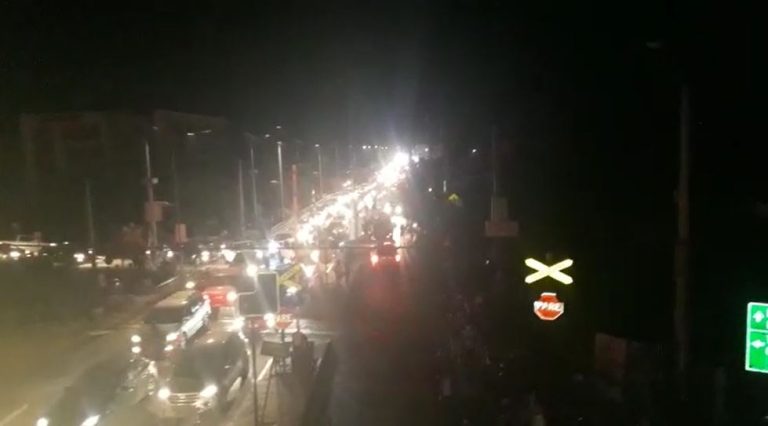 Una decena de réplicas, 2 muertos y suspensión de evacuación: El recuento tras el fuerte sismo de 6,7 grados