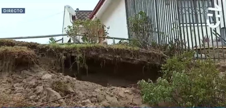 Enorme socavón en sector de Peñuelas complica a los vecinos tras el sismo