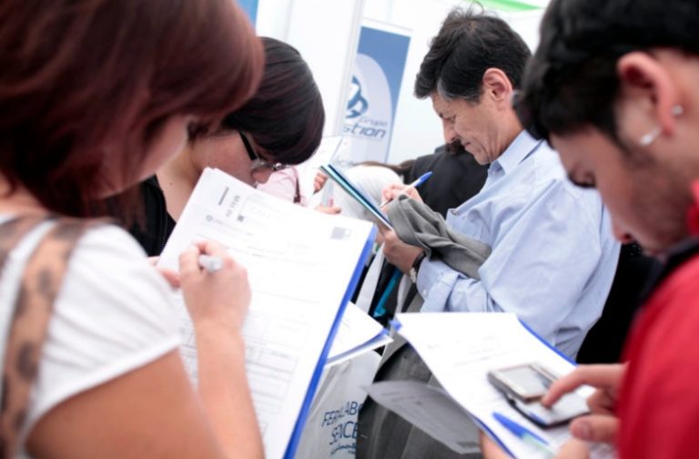 Buenos para mentir: 72% de los chilenos exagera en su currículum