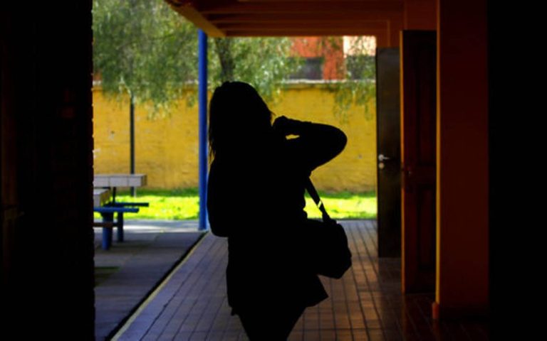 Niña de 14 años fue violada por su padrastro por ser lesbiana en la Región Metropolitana