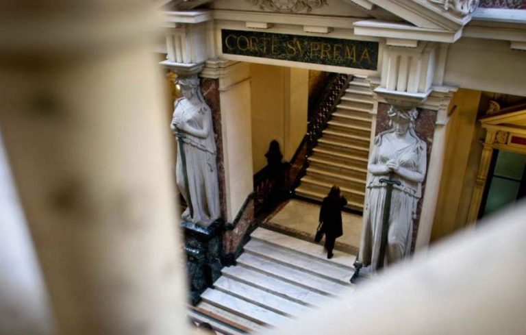 Egresado de derecho recurrió a la Corte Suprema tras ser expulsado de grupo de Facebook