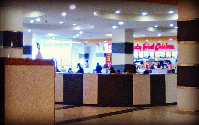 Le robaron su mochila en un patio de comidas con $1 millón destinados a reconstrucción genital