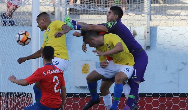 Así fue la espectacular triple tapada del arquero de La Rojita que permitió vencer a Brasil tras 20 años