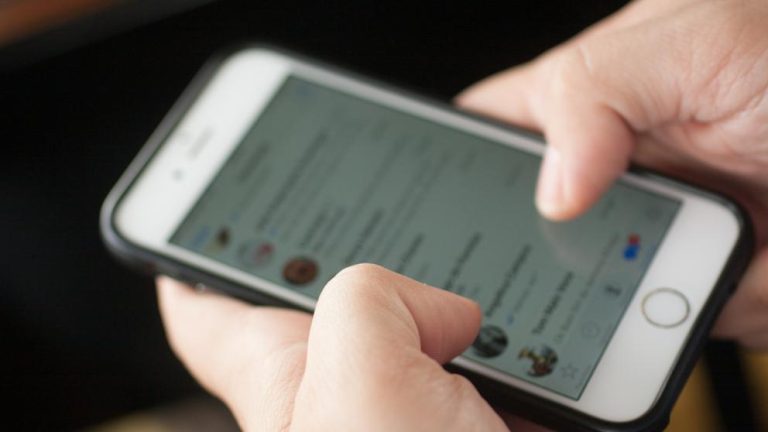 Justicia acoge demanda de chilenos contra Apple por poner más lento los iPhones viejos