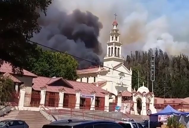 Alerta Roja en Casablanca por incendio forestal que peligra al Santuario Lo Vásquez