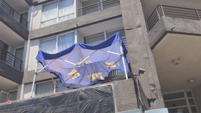 Mujer muere tras caer desde edificio en Santiago