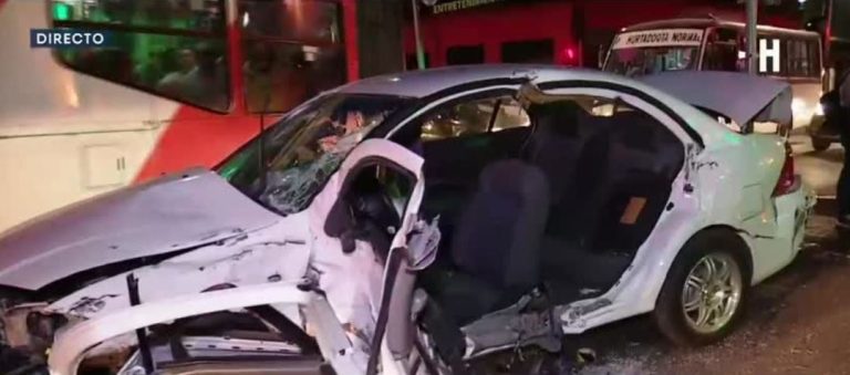 Vehículo quedó incrustado en una panadería luego de colisión múltiple: El conductor estaba ebrio