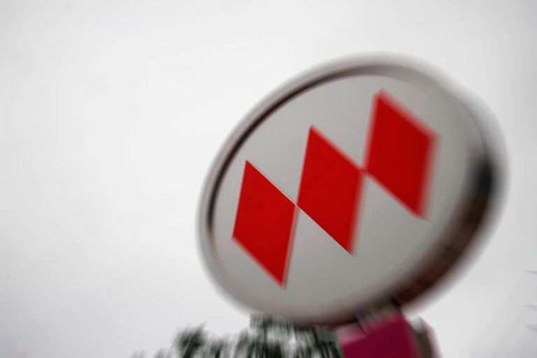 Metro sufre problemas en su servicio debido a una emergencia en Tobalaba