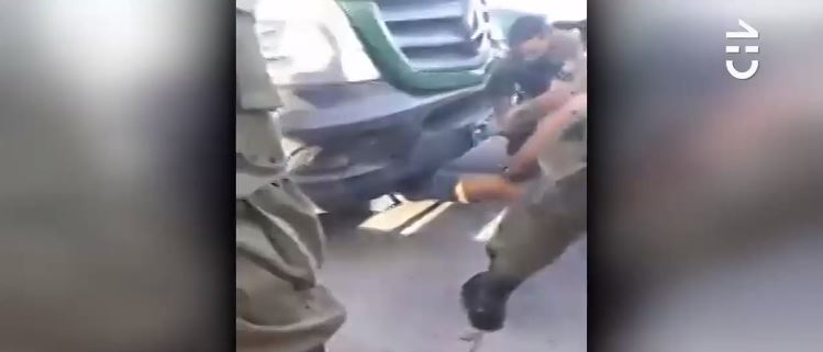 “Suéltate po’, ahueonao”: Criminal se escondió debajo de retén móvil escapando de Carabineros y se resistía a salir