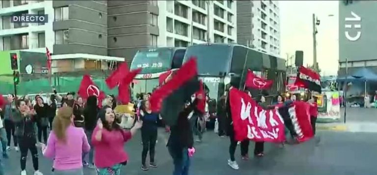 Masiva protesta por retraso en proyecto habitacional interrumpió el tránsito en la Alameda