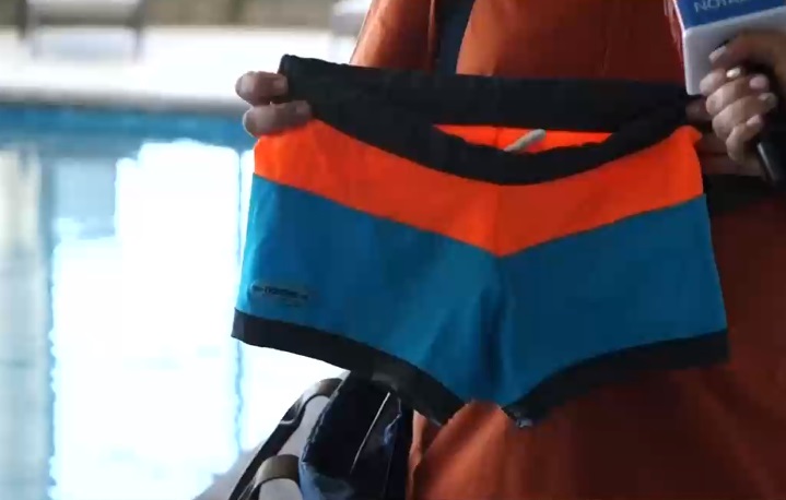 Acusa discriminación por traje de baño: Lo expulsaron de piscina por usar zunga y ahora apelará a Ley Zamudio