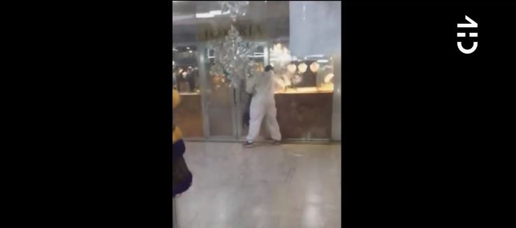 Delincuentes ingresaron con camioneta a galería para una asaltar joyería: Embarazada resultó herida