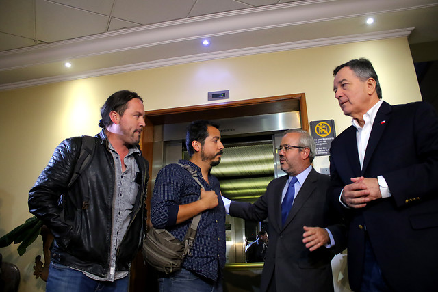 Reporteros de TVN que fueron detenidos en Venezuela llegaron a Chile: 