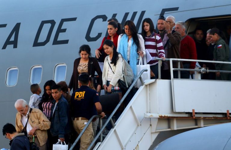 Tercer vuelo de la FACh aterrizó con 100 chilenos que pidieron salir de Venezuela