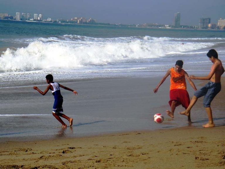 Estudiante fue brutalmente golpeado tras recoger una pelota en la playa de Quintay