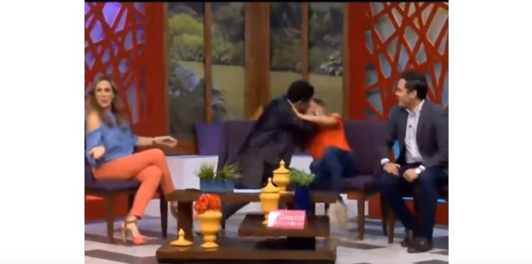 Funcionario de gobierno perdió el cargo tras intentar besar a conductora en un programa en vivo