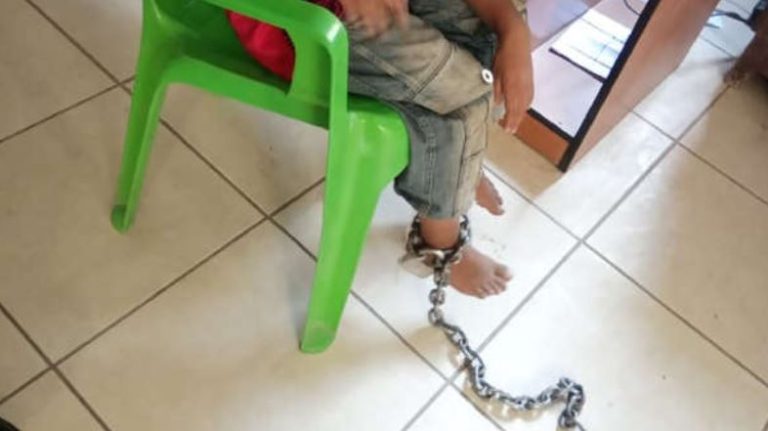 Rescatan a tres menores abandonados en su casa: Uno de ellos estaba encadenado