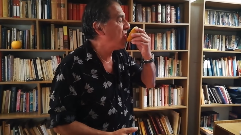 Lamiendo naranja como si hiciera sexo oral: La defensa de académico a colega sumariado por acoso